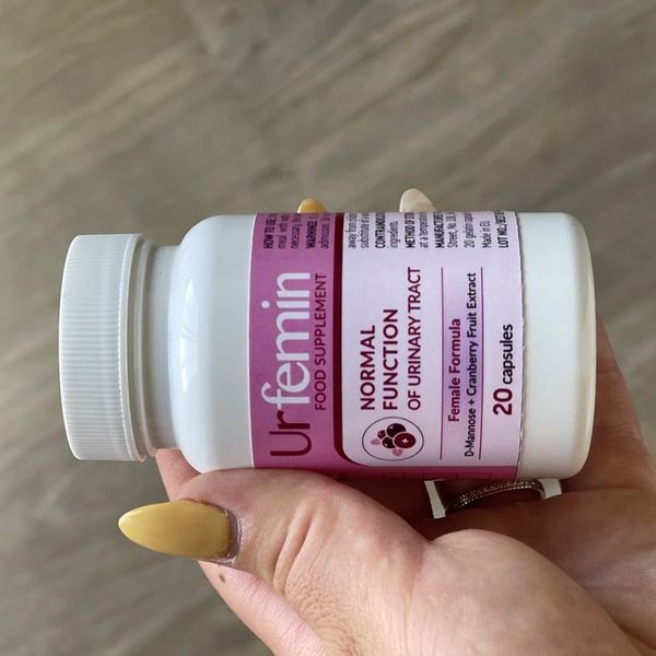 Fehér Urfemin flakon rózsaszín címkével, női formula, D-mannóz és tőzegáfonya felirat